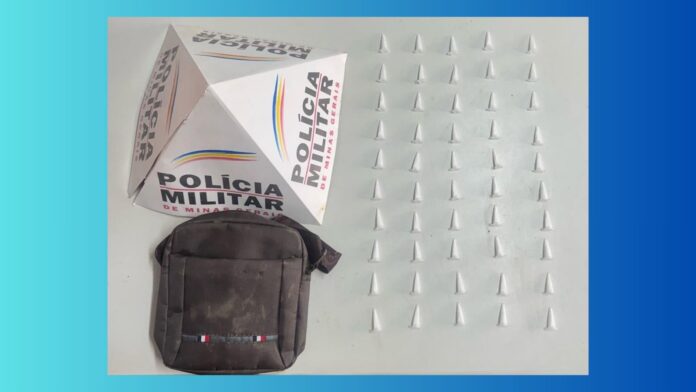 Itabirito: PM apreende 50 pinos de cocaína após denúncia de tráfico na escadaria da Vila Gonçalo