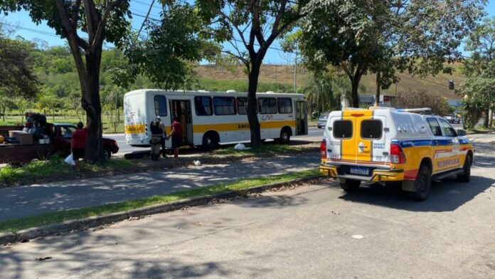 MG: roda de ônibus escolar se solta na BR-381 e atinge 2 pessoas