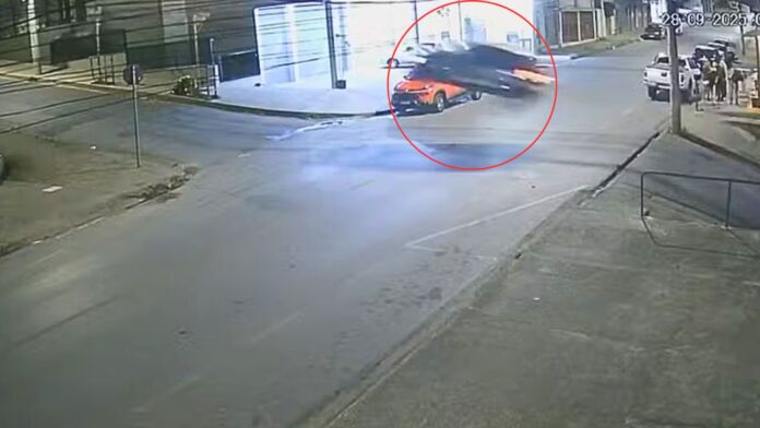 Carro e viatura da PM ‘voam’ durante perseguição após furto em BH; VEJA VÍDEO