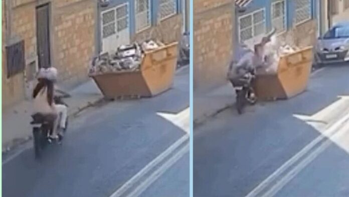 Lafaiete: em moto, casal acerta caçamba, vai parar dentro dela e momento é flagrado em vídeo