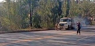 Ribeirão do Eixo, Itabirito: homem ‘surta’ na BR-040 e é amarrado por populares para própria segurança dele Ribeirão do Eixo, Itabirito: homem 'surta' na BR-040 e é amarrado por populares para própria segurança dele