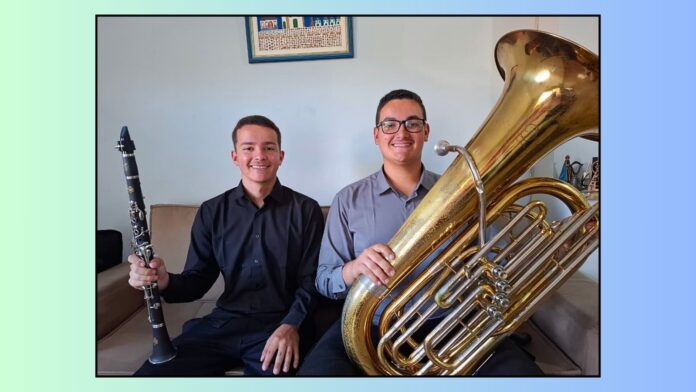 Conheça os gêmeos adolescentes, músicos da Banda Nova de Itabirito, que continuaram o legado do avô