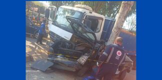 MG: durante feira, caminhão perde freio, acerta carros; um dos veículos fica prensado e 2 pessoas morrem MG: durante feira, caminhão perde freio, acerta carros; um dos veículos fica prensado e 2 pessoas morrem