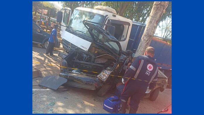 MG: durante feira, caminhão perde freio, acerta carros; um dos veículos fica prensado e 2 pessoas morrem    