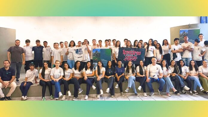 Itabirito: professor consegue, com a Cedro Mineração, 200 camisas para formandos do 3º ano do Industrial