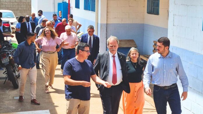 Presidente do TCE-MG visita Apac de Itabirito e exalta a possiblidade de o recuperando cursar faculdade