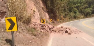 BR-356, Itabirito: deslizamento de terra na Serra da Santa; Brigada é acionada; VÍDEO BR-356, Itabirito: deslizamento de terra na Serra da Santa; Brigada é acionada