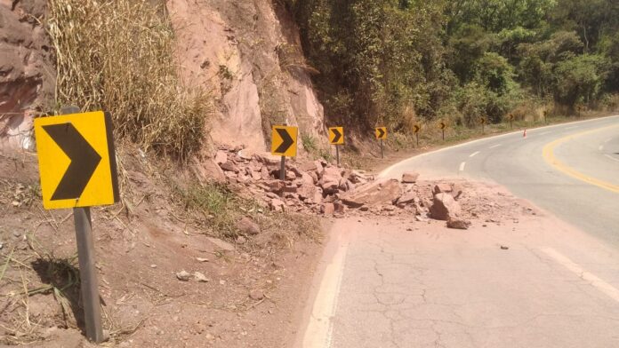 BR-356, Itabirito: deslizamento de terra na Serra da Santa; Brigada é acionada