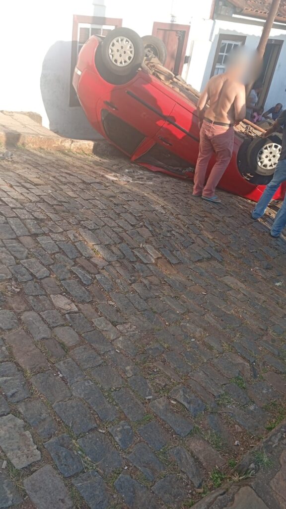 Carro capota em ladeira de Ouro Preto: mãe e 2 filhas ficam feridas após possível falha nos freios