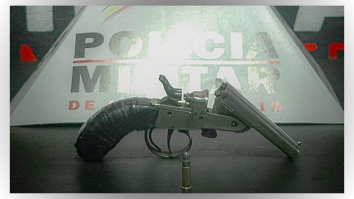 Itabirito: homem preso no Macedo por porte ilegal de arma em denúncia de que ele teria veículos clonados