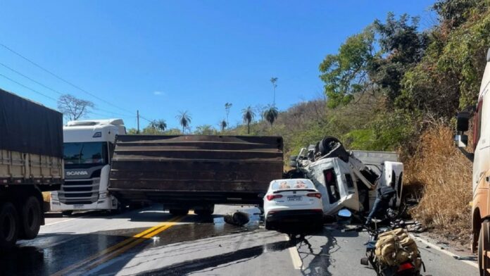 MG: acidente envolvendo carro e 2 caminhões deixa 2 mortos na BR-381