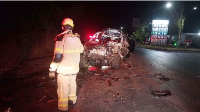 MG: motorista morre após caminhonete bater em caminhão na BR-365