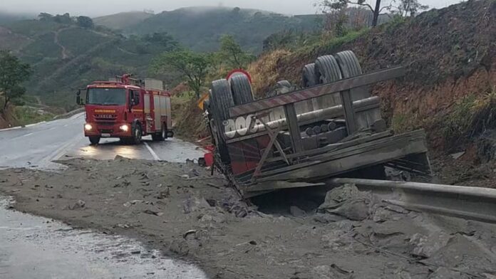 MG: motorista (de 20 anos) morre soterrado por carga de cimento após caminhão tombar na BR-146