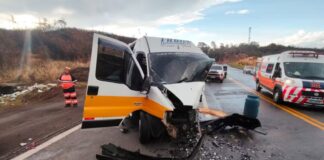 MG: colisão entre van escolar e Jeep mata 1 mulher e deixa 3 pessoas feridas na BR-381, inclusive 1 criança MG: colisão entre van escolar e Jeep mata 1 mulher e deixa 3 pessoas feridas na BR-381, inclusive 1 criança