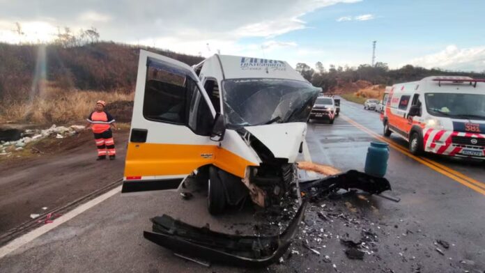 MG: colisão entre van escolar e Jeep mata 1 mulher e deixa 3 pessoas feridas na BR-381, inclusive 1 criança