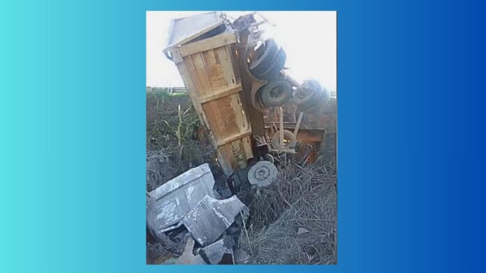 Motorista é encontrado morto horas após carreta tombar na MG-235