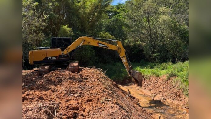 Prefeitura de Ouro Preto realiza desassoreamento do Córrego do Prata, em Amarantina