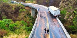 MG: carreta fica presa ao guarda-corpo de viaduto na BR-365 MG: carreta fica presa ao guarda-corpo de viaduto na BR-365
