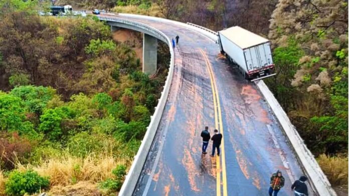 MG: carreta fica presa ao guarda-corpo de viaduto na BR-365