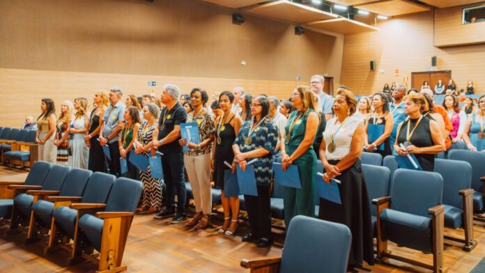 Prefeitura de Itabirito homenageia servidores com mais de 25 anos de dedicação ao município