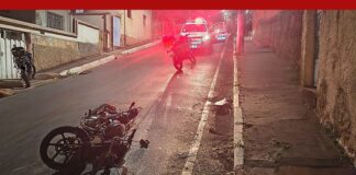 Itabirito: pego dando grau, condutor corre da GCM, cai da moto, sobe em telhado e foge Itabirito: pego dando grau, condutor corre da GCM, cai da moto, sobe em telhado e foge