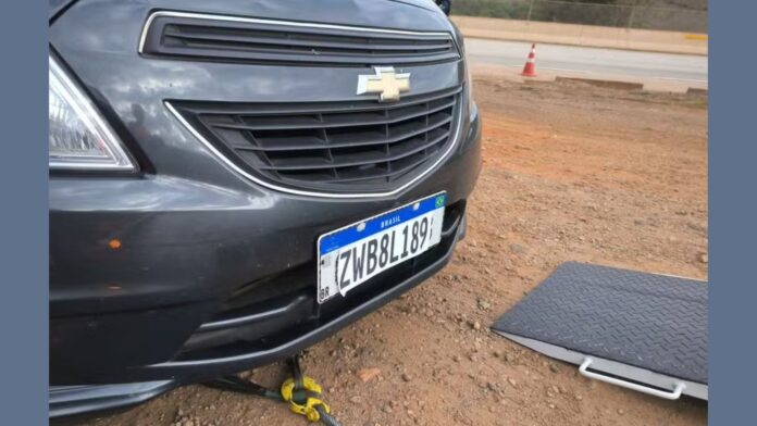 MG: fugindo de pedágios, motoristas alteram placas de veículos com gambiarras e são presos na BR-381
