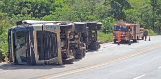 Carreta tomba na BR-356, perto do Acesso 1 de Itabirito, na Serra da Santa: 2 feridos socorridos Carreta tomba na BR-356, perto do Acesso 1 de Itabirito, na Serra da Santa: 2 feridos socorridos