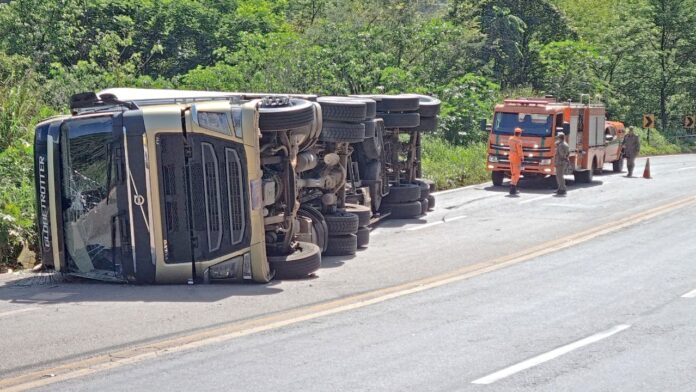Carreta tomba na BR-356, perto do Acesso 1 de Itabirito, na Serra da Santa: 2 feridos socorridos
