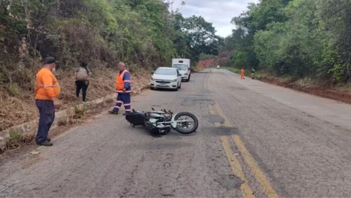MG: idoso que trabalhava na sinalização da BR-354 é atropelado por motoqueiro sem CNH; estado grave