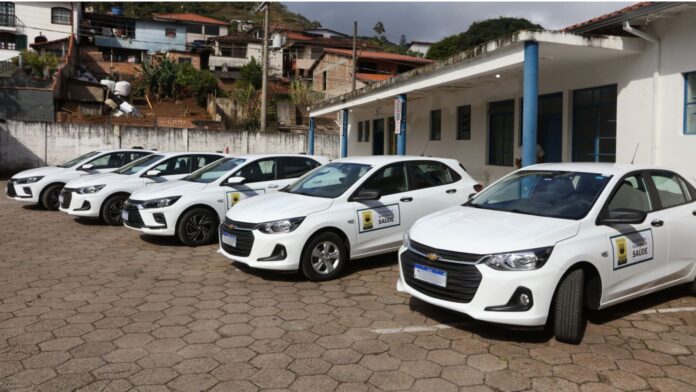 Prefeitura e emendas impositivas de 2 vereadores garantem 5 novos carros para a saúde de Ouro Preto