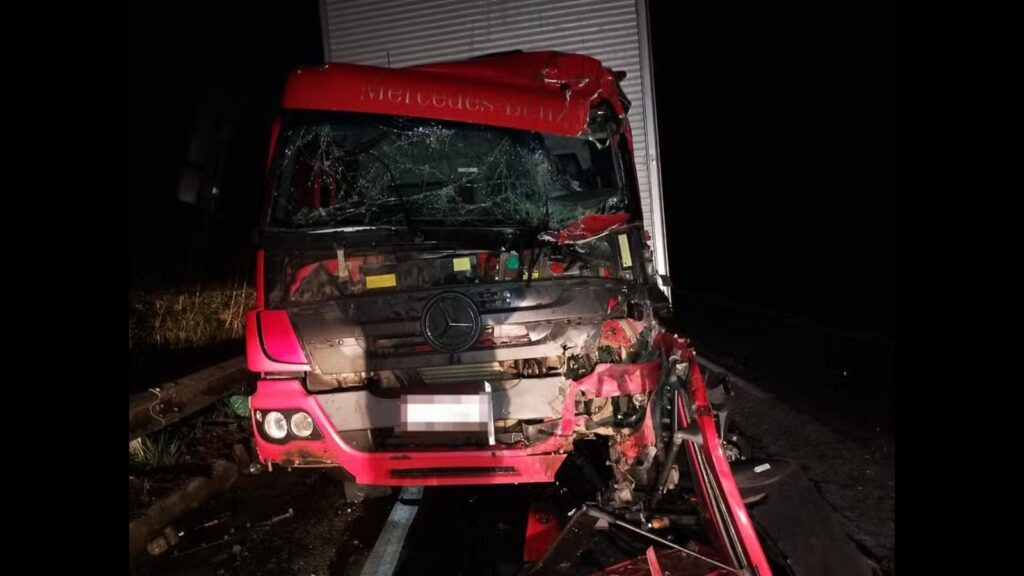 Caminhão com 5 toneladas de fogos de artificio bate em carreta na BR-040