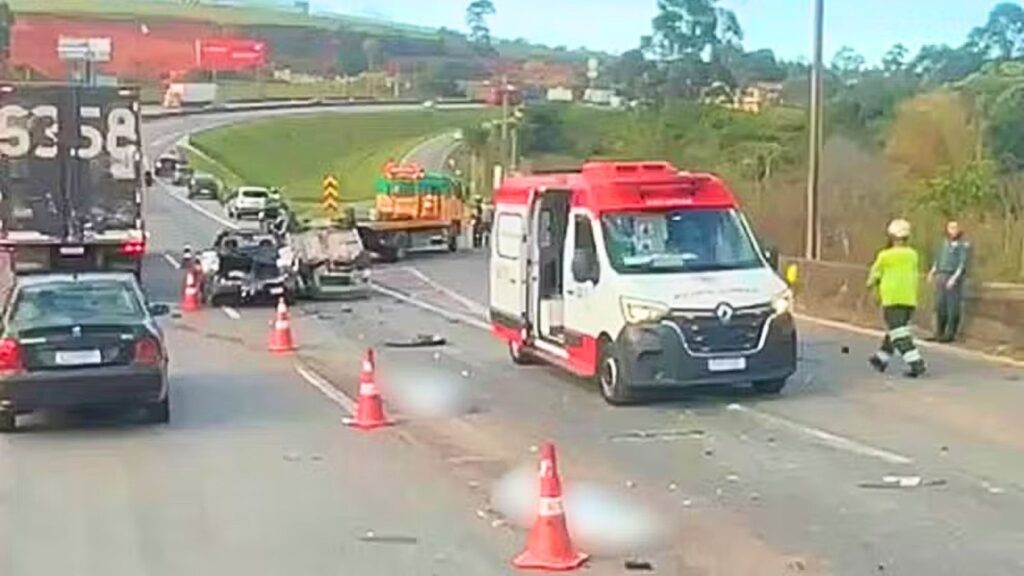 MG: 2 morrem e 1 fica ferido em acidente que envolveu 5 veículos na BR-381