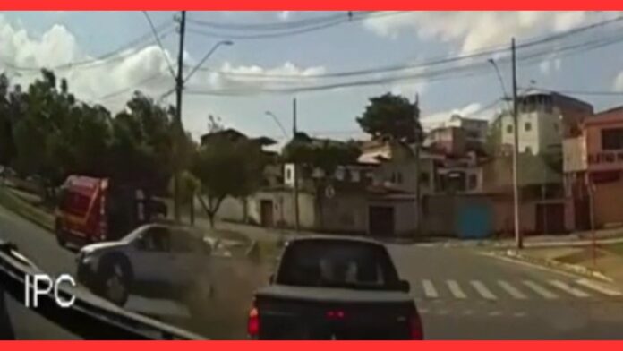 BH: motorista fura sinal, bate em outro veículo e atropela bombeiros que faziam resgate; VEJA VÍDEO