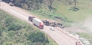 Acidente entre 2 carretas interdita parcialmente a BR-040 em Congonhas Acidente entre 2 carretas interdita parcialmente a BR-040 em Congonhas