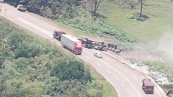 Acidente entre 2 carretas interdita parcialmente a BR-040 em Congonhas