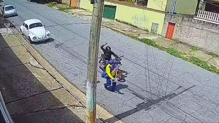 Carteiro é esfaqueado por motoqueiro enquanto fazia entregas em Belo Horizonte; VEJA VÍDEO