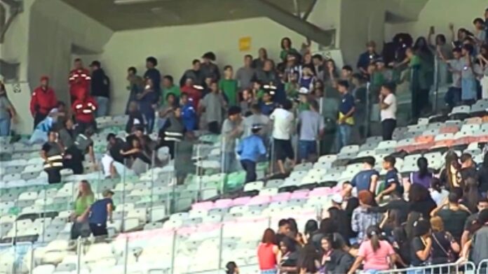 Aulão com 30 mil estudantes no Mineirão é paralisado por pancadaria após menção a Cruzeiro e Atlético