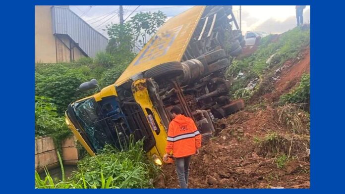 MG: motorista de carreta dos Correios perde o controle da direção, sai da pista e cai em ribanceira