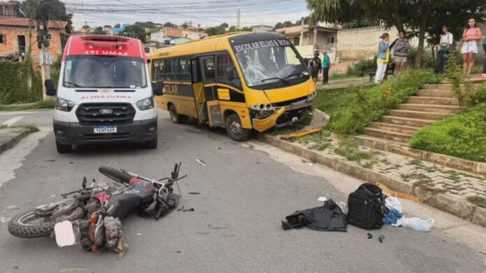 MG: choque entre moto e micro-ônibus escolar mata motociclista; VEJA VÍDEO