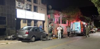 Itabirito: colisão entre moto e carro deixa 2 jovens (motociclista e garupa) feridos no Saudade Itabirito: colisão entre moto e carro deixa 2 jovens feridos no Saudade