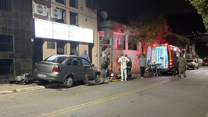 Itabirito: colisão entre moto e carro deixa 2 jovens feridos no Saudade