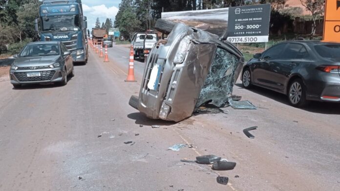 BR-356, perto do Trevo do Maracujá: inabilitado capota carro ao desviar de veículo em quebra-molas