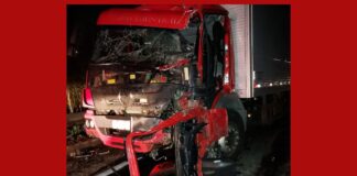 Caminhão com 5 toneladas de fogos de artifício bate em carreta na BR-040 Caminhão com 5 toneladas de fogos de artifício bate em carreta na BR-040