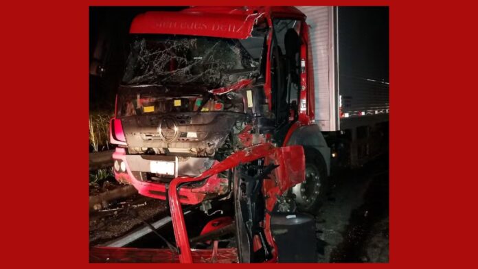 Caminhão com 5 toneladas de fogos de artifício bate em carreta na BR-040