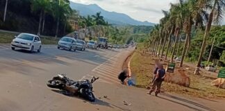 BR-356, Itabirito: moto acerta traseira de carro em frente ao Laticínios Ita BR-356, Itabirito: moto acerta traseira de carro em frente ao Laticínios Ita