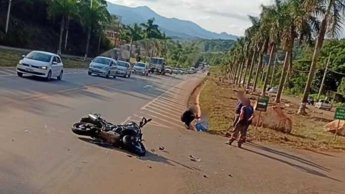 BR-356, Itabirito: moto acerta traseira de carro em frente ao Laticínios Ita