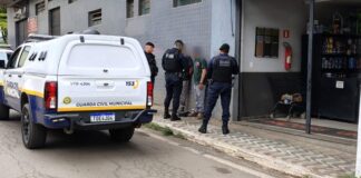 Itabirito: homem em prisão domiciliar decide fumar maconha em meio a pedestres e é preso pela GCM Itabirito: homem em prisão domiciliar decide fumar maconha em meio a pedestres e é preso pela GCM