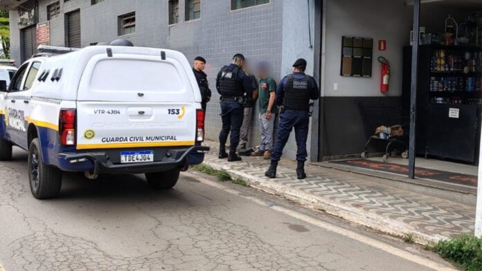 Itabirito: homem em prisão domiciliar decide fumar maconha em meio a pedestres e é preso pela GCM