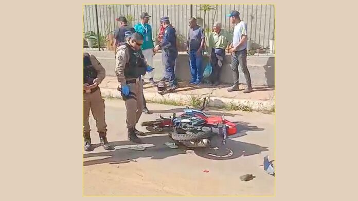 Moto e carro se envolvem em acidente perto da Rodoviária de Ouro Preto