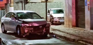 Violento choque entre carros no Centro de Itabirito, em frente à Oficina do Vilela, mata passageira Violento choque entre carros no Centro de Itabirito, em frente à Oficina do Vilela, mata passageira